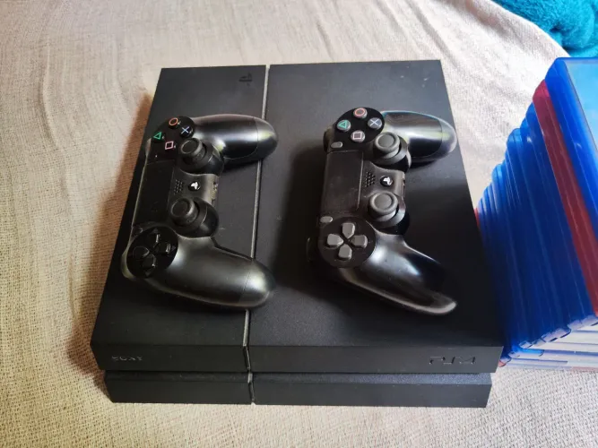 Vendo ps4 e smartwatch 7 Samsung ( novo) estou querendo um ps4, faço rolo e dou volta
