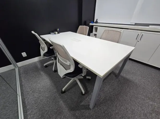 Mesa de Reunião Marelli 2,00 x 1,00 m com Caixa de Tomadas