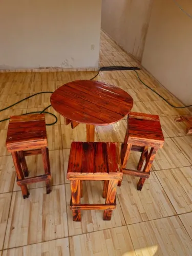 Mesa com cadeira e bistrô 