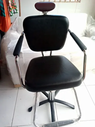 Cadeira hidráulica de salão(cabeleireiro) com apoio de braço, encosto e base giratória 