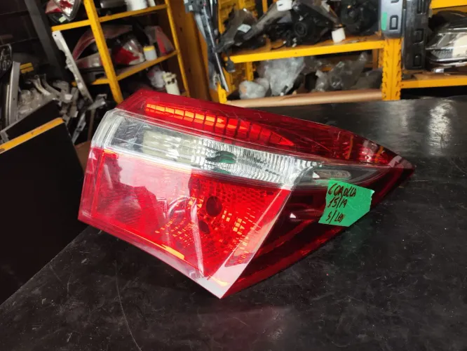 Lanterna direita Corolla 2015 2016 2017 Sem LED original 