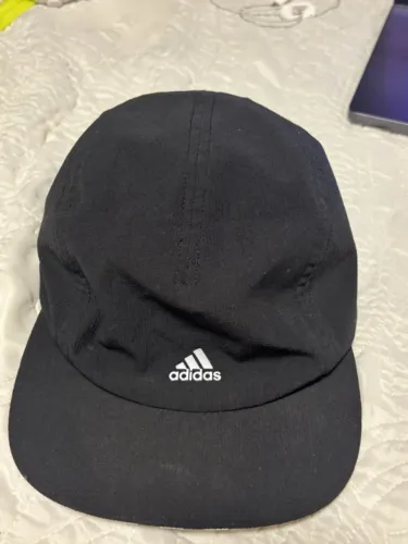 Boné Adidas AEROREADY preto leve ajustável para treino e corrida