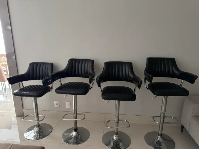Conjunto com 4 cadeiras giratórias 
