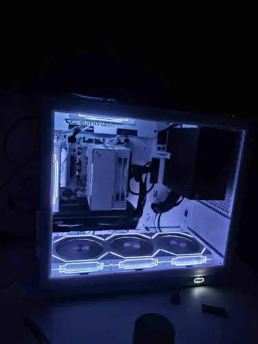 CPU: RYZEN 7 5700X GPU: RTX 5060 RAM: 2x16GB SSD M.2 1TB AIRCOOLER: AK400 MB: SOYO B550M G