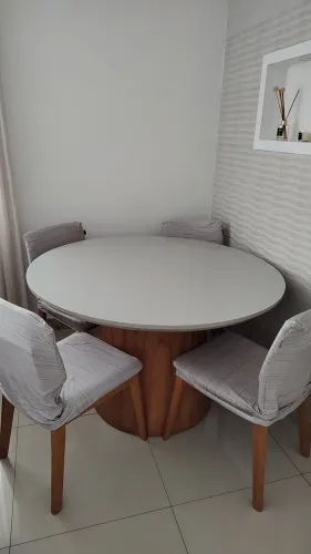 Vendo mesa e cadeiras , super novas.