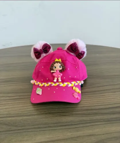 boné infantil rosa com pompons e laços