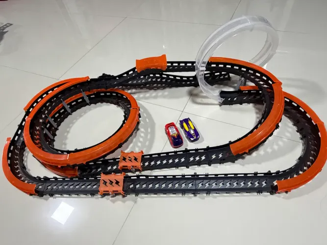 Pista Hotweels com carrinhos elétricos
