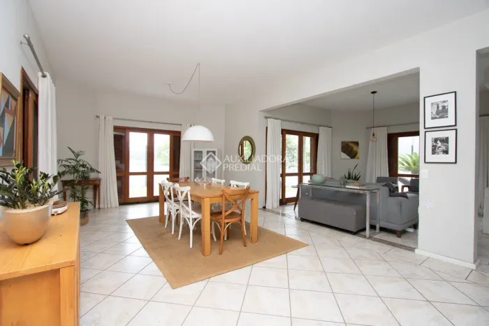 Casa com vista deslumbrante para a Lagoa da Conceição.