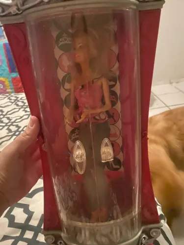 Barbie na cabine de glitter!