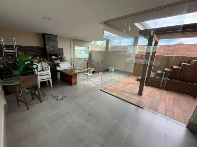Oportunidade em um imóvel contendo um sobrado com uma casa nos fundos à venda, 373 m² por