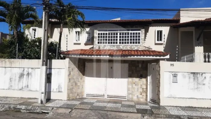 Casa com 487m² à Venda no Bairro Suíssa