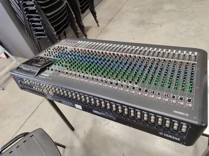 Mesa de Som Yamaha MGP32X Analogica 32 Canais Bivolt Preta