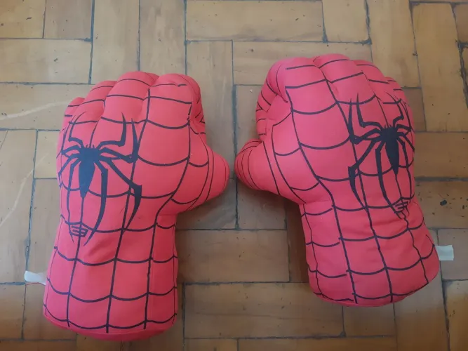 Soco de pelúcia do homem aranha 