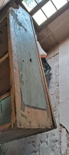 Cristaleira em madeira de demolição.