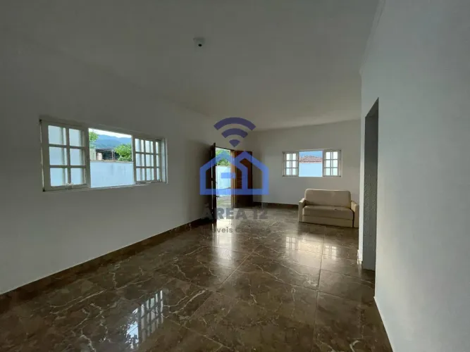 Casa para locação no bairro do Indaiá em Caraguatatuba, SP - com 3 dormitórios, sendo 1 su