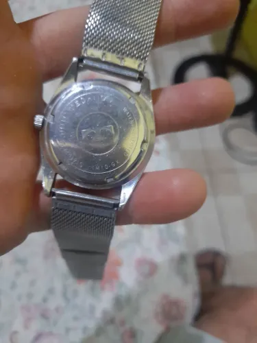 Vendo um relógio técnico funcionando perfeitamente