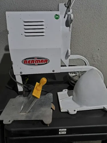 Máquina para ralar Queijo e Coco .