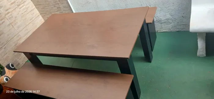 Vende-se mesa acompanhada com os 2 bancos.