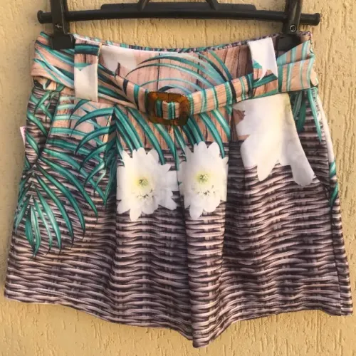 Short Feminino Floral Com Cinto E Estampa De Folhagens