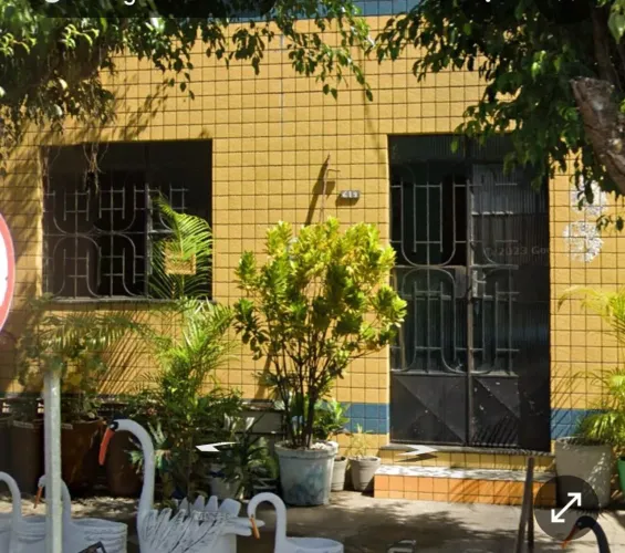 Vende-se casa em rua comercial