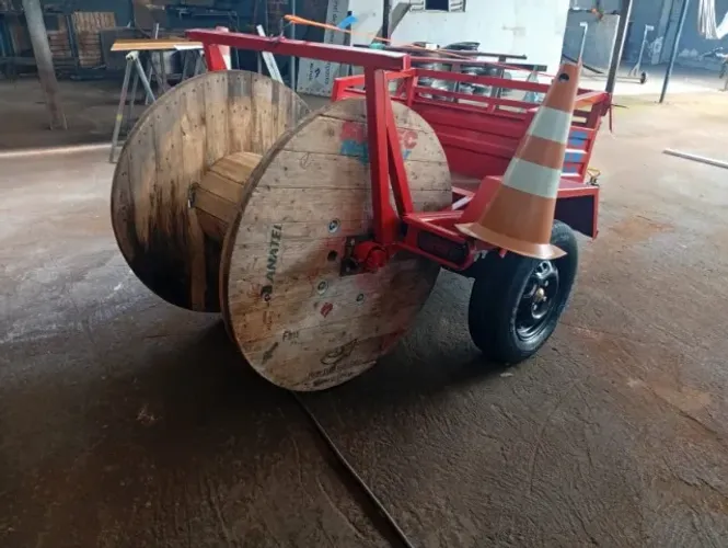 "Carretinha pra fibra ótica e etc Pneus novos Suspensão pra até 800kg Quem fábrica vende