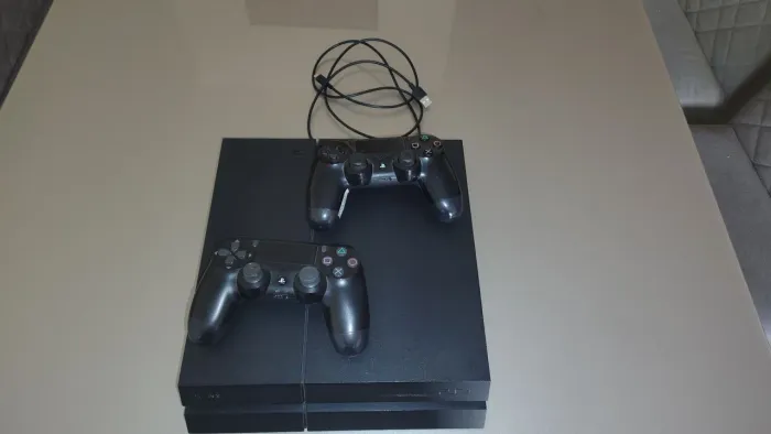 PS4 500GB + 2 Controles Originais | Muito Conservado | Oportunidade