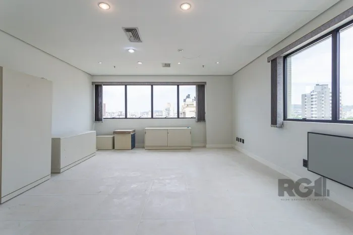 Sala comercial e uma vaga de garagem no bairro Menino Deus em Porto Alegre