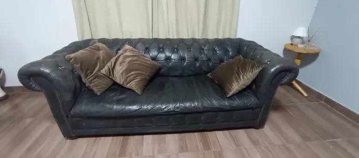 SOFÁ ANTIGO DE COURO LEGÍTIMO