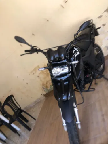Moto esportiva confortável. Alta
