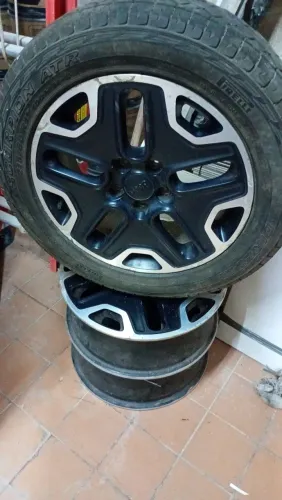 Roda de jeep aro 17 somente 3 unidades uma já com pneu chamar no ZAP *