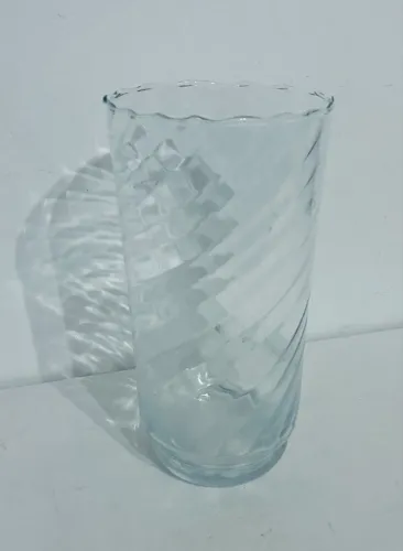 Vaso De Vidro Transparente Trabalhado Em Espiral Com Borda Ondulada