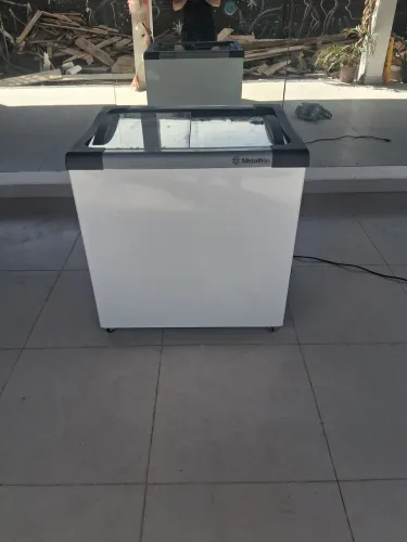 Vendo freezer Expositor metalfrio 185litros branco