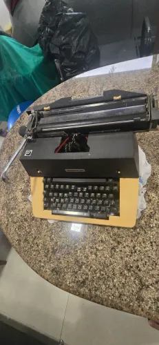 máquina de escrever Remington 150