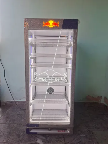 Geladeira expositora Redbull