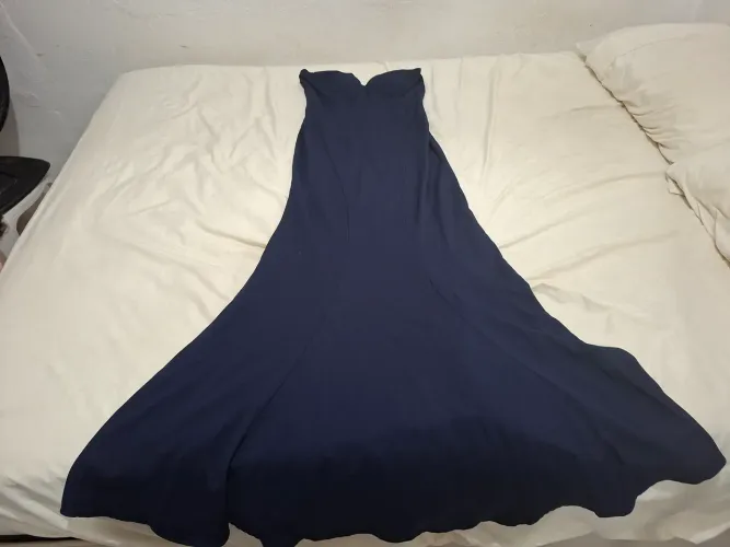 Vestido longo tomara que caia, ele tem zíper atrás, bojo e modela o corpo