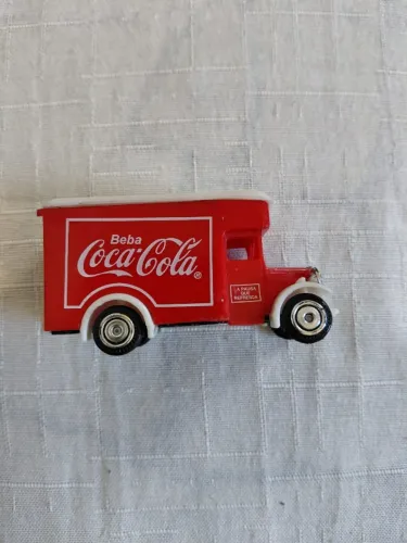 Miniatura de plástico ou metal de um caminhão vermelho de entrega "vintage" da Coca-Cola,