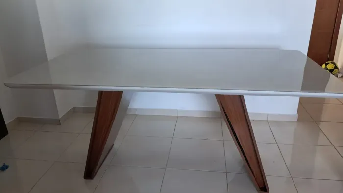 Mesa com tampo de vidro.