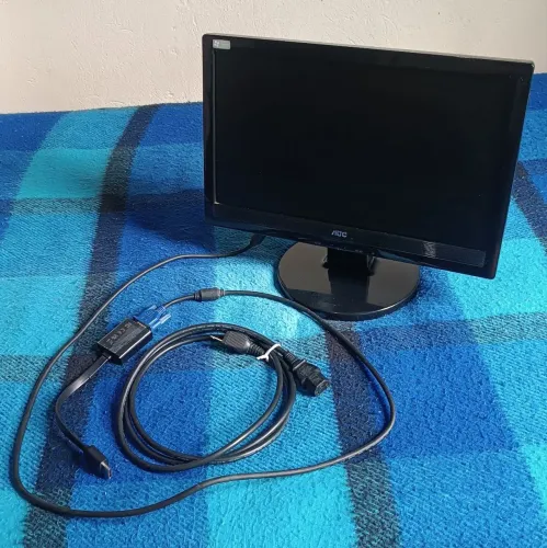 Monitor AOC 15.6" LCD Widescreen + Cabo de Força + Cabo VGA com Adaptador