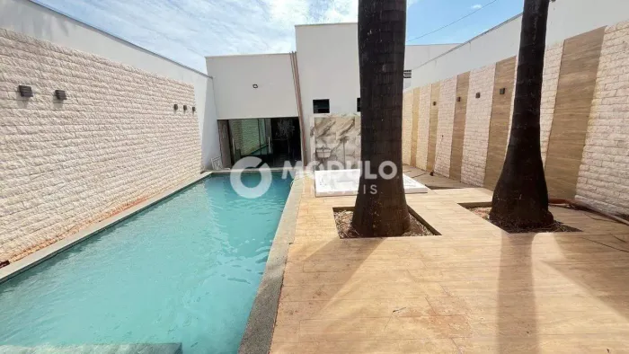 CASA COMERCIAL / RESIDENCIAL à venda, 3 quartos, 1 suíte, 3 vagas, FUNDINHO - Uberlândia/M