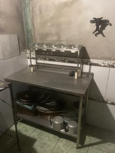 Condimentadora simples + mesa de manipulação de alimentos