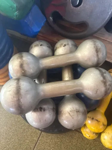 Par de halter emborrachado bola usado 6kg - R$ 120