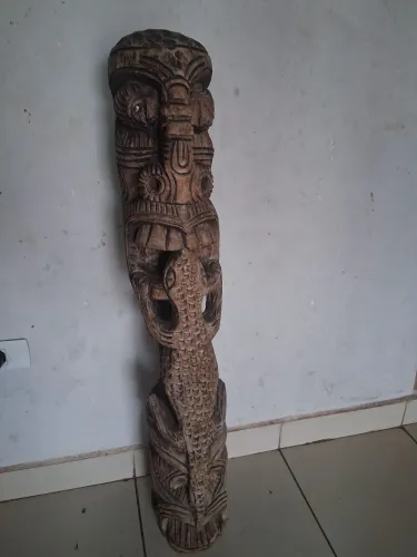 Escultura de madeira totem