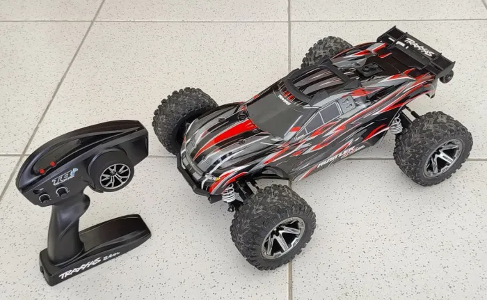 Automodelo RC Traxxas Rustler 4x4 C/ Combo Brushless 2/3s VXL-3s Velineon e Rádio TQI 