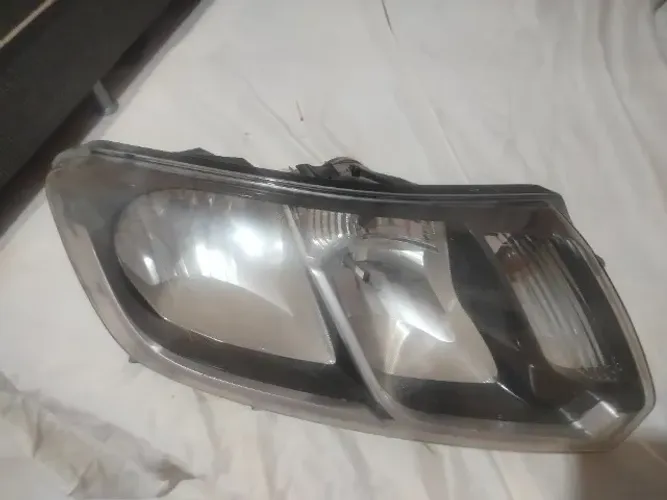 Vendo farol dianteiro do Sandero lado direito