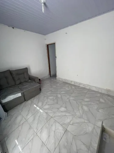 Alugo casa beira de rua 
