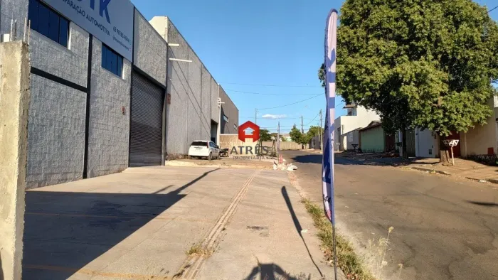 Galpão comercial à venda no Setor Orientville em Goiânia.