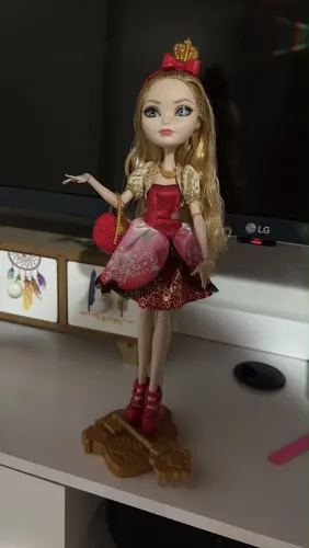Boneca Ever After High (conservada )