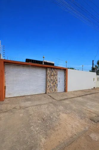 Vende-se ótima casa térrea no bairro Centenário.