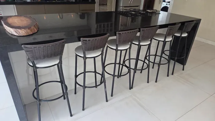 Conjunto área externa mesa, 4 cadeiras, 2 espreguiçadeiras e 6 banquetas em alumínio.
