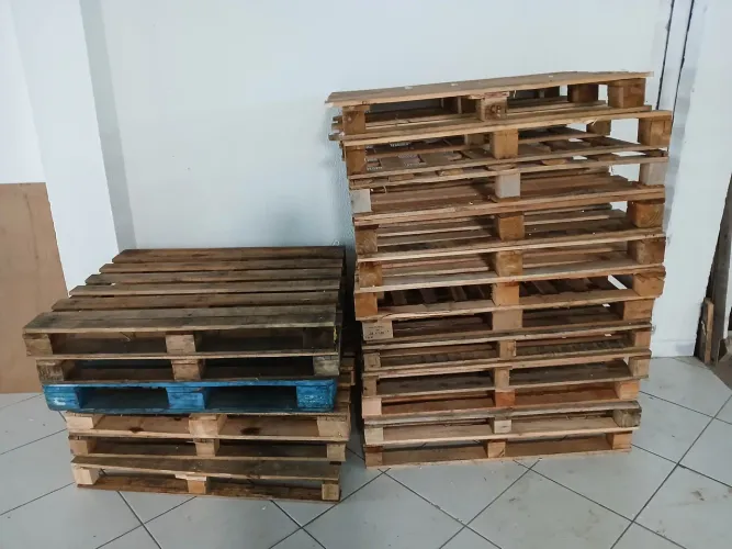 Pallet 18 unidades semi novo 200 reais. Brinde vai a mesa